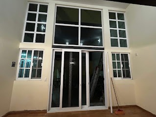 "Estructura de aluminio y vidrio para fachadas modernas.