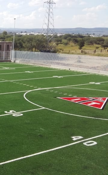 cancha de futbol americano de pasto sintetico de una universidad