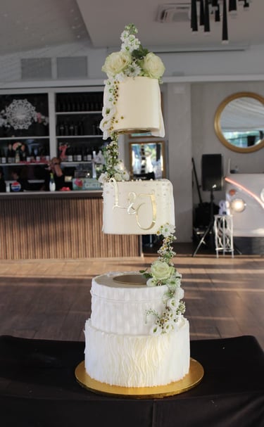 Tarta de boda flotante personalizada con flores naturales, diseño exclusivo en Madrid