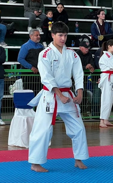 karateca adolecente preparandose para participar en competencia nacional de kata karate chile