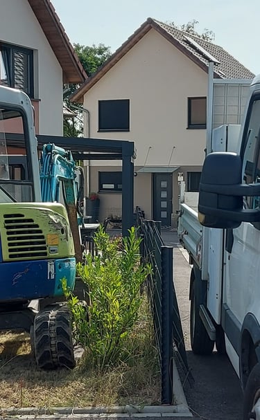 travaux-de-terrassement-maison-jardin-terravis-mini-pelle-camion