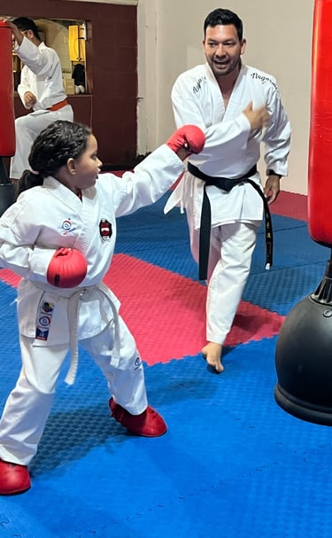 sensei adulto junto a niña atleta practicando karate movimientos de defensa personal deportiva