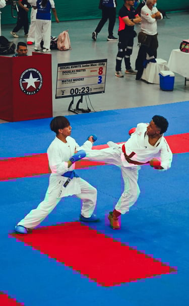 adolescente atleta realizando una patada de arte marcial karate en competencia nacional chilena 
