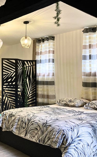 Chambre spacieuse avec lits doubles et déco moderne pour séjours professionnels.