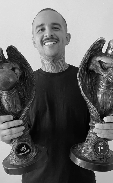 Artista especializado em realismo preto e branco com prêmios internacionais