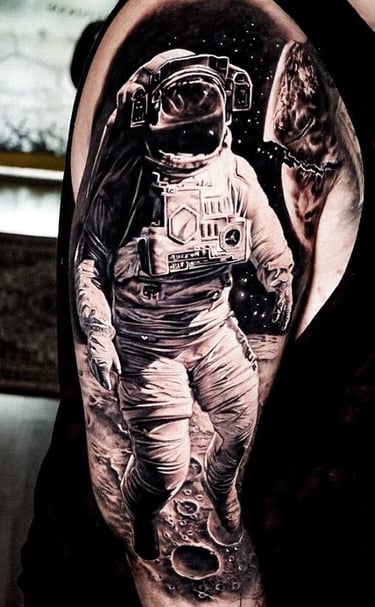 Tatuagem realista preto e branco de astronauta no braço