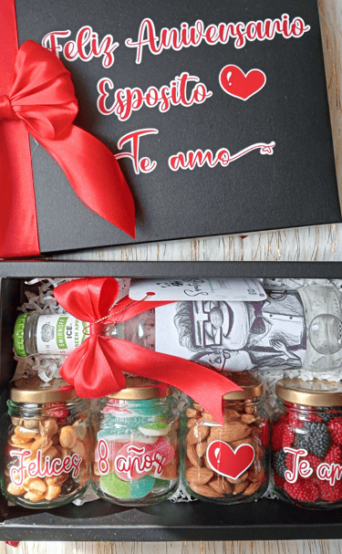 personalización de caja para aniversario, tarritos de snack y bebida especial