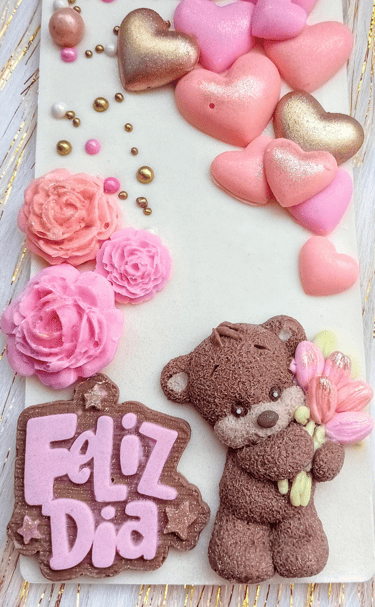 tableta de chocolate con decoración especial y oso tierno con flores