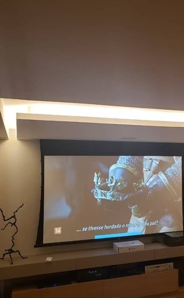 Projetor transmitindo imagem para tela eletrica em sala de estar