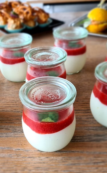 bayerisch Creme mit Erdbeersoße