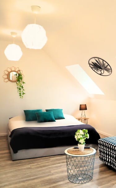Bright attic bedroom, serviced accommodation in Saint-Omer