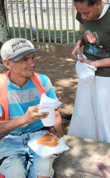 gestion social, solucionando la alimentacion de hombre que sale a buscar su sustento diariamente.