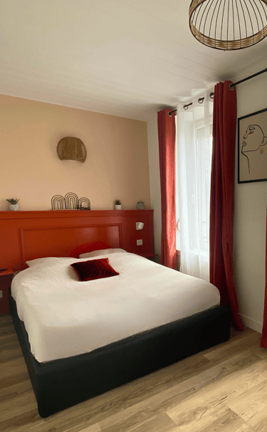 Chambre individuelle cosy avec lit double et déco moderne pour séjour professionnel seul.