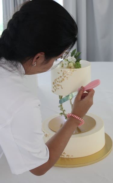 Trabajo artesanal en tartas personalizadas, cuidando cada acabado a mano