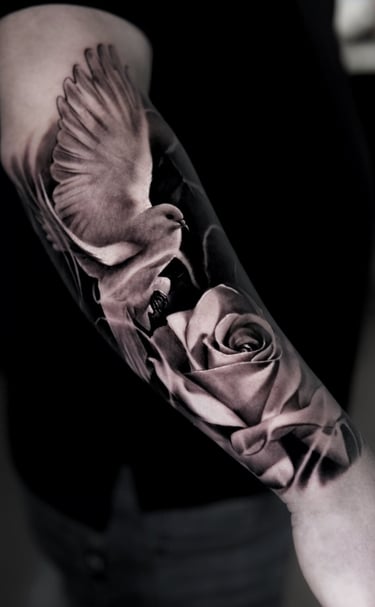Tatuagem em realismo preto e branco com contraste suave e detalhes finos