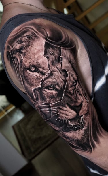 Tatuagem realista preto e branco de leão no braço