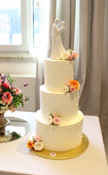 Tarta de boda clásica de varios pisos con flores naturales, diseño artesanal en Madrid