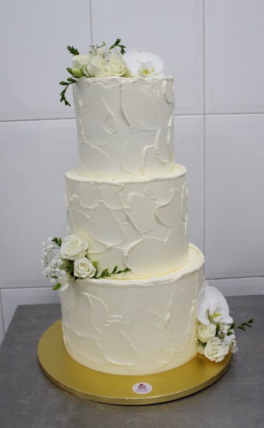 Tarta de boda minimalista de tres pisos con acabado artesanal, elaborada en Madrid