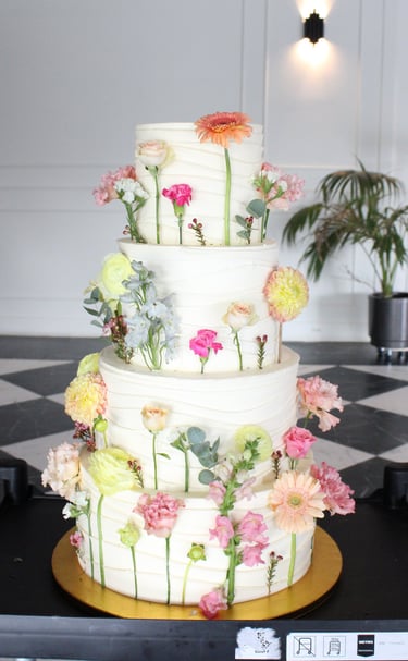 Tarta de boda moderna con flores naturales