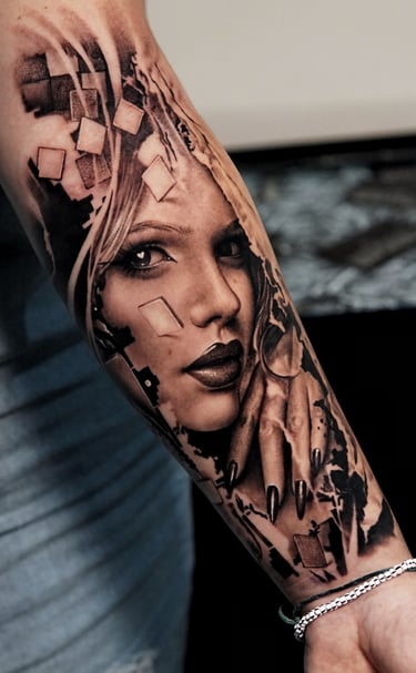 Tatuagem realista preto e branco feminina com elementos geométricos