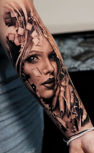 Tatuagem realista preto e branco feminina com elementos geométricos
