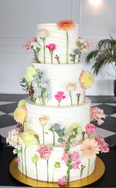 Tarta de boda moderna con flores naturales, elaborada artesanalmente en Madrid