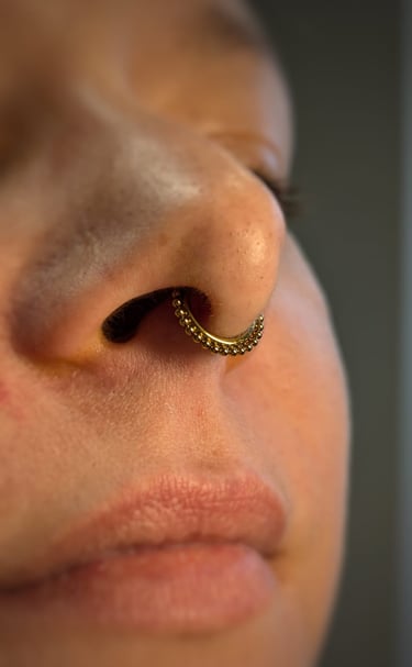 piercing au nez d'une femme