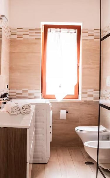 Bagno della casa vacanza con doccia e finestra, finiture moderne