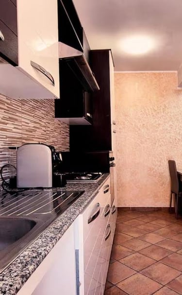 Cucina attrezzata della casa vacanza con piano cottura e lavello