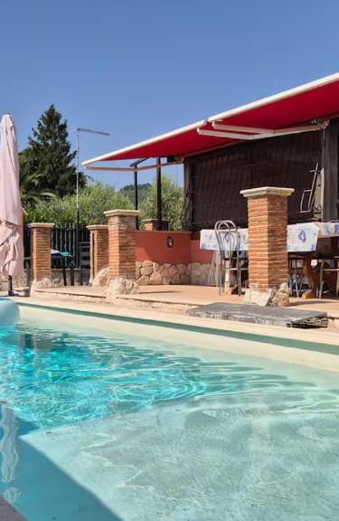 Piscina all’aperto della casa vacanza nei Castelli Romani con area solarium