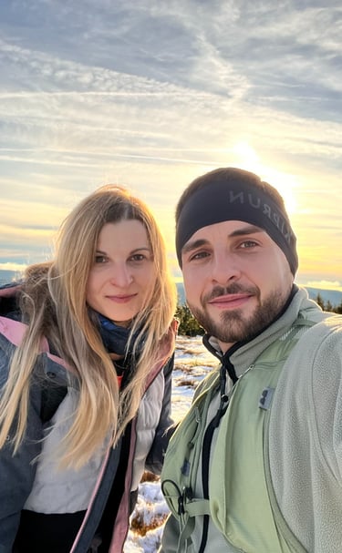 Selfie Karoliny i Arka w zimowych czapkach na tle nieba. Ubezpieczenia A&K Wawro polecają się.