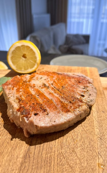 Usmażony stek z połówką cytryny na desce. Twój doradca ubezpieczeniowy ładuje baterie.