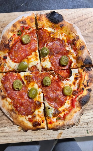 Domowa wypiekana pizza z salami i oliwkami. Kulinarne pasje właścicieli A&K Wawro.