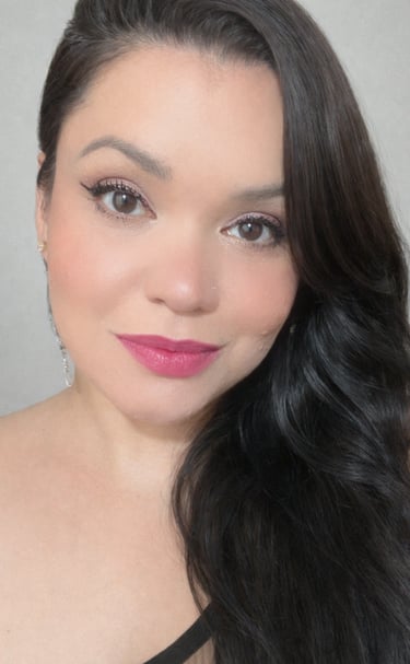 Carol Ornellas - Cabelos escuros, longos, sorrindo