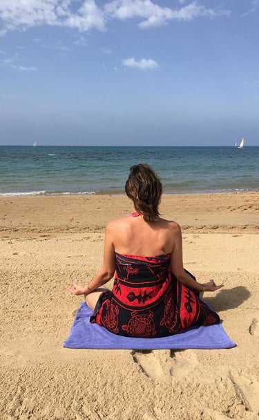 Méditation femme en bord de plage