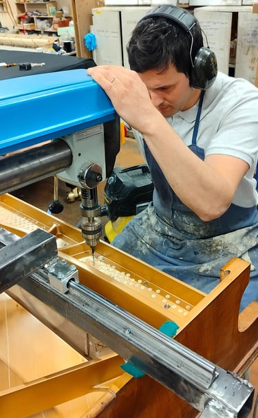 Réparation Pianos Lyon - Perçage du sommier piano à queue- Réparateur de pianos Lyon
