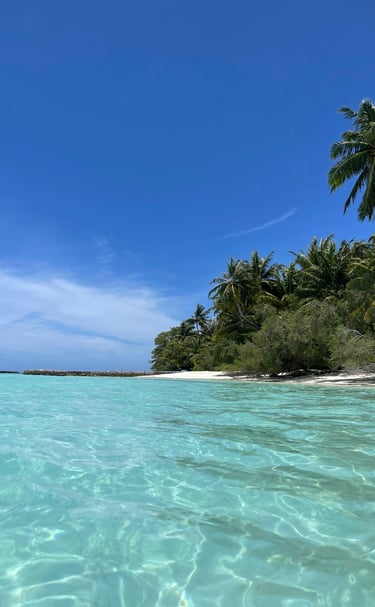 Eau turquoise et plage de sable fin aux Maldives