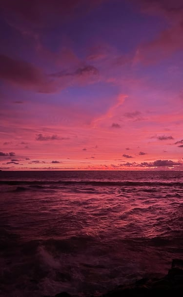 Coucher de soleil rouge et rose à Canggu, Bali