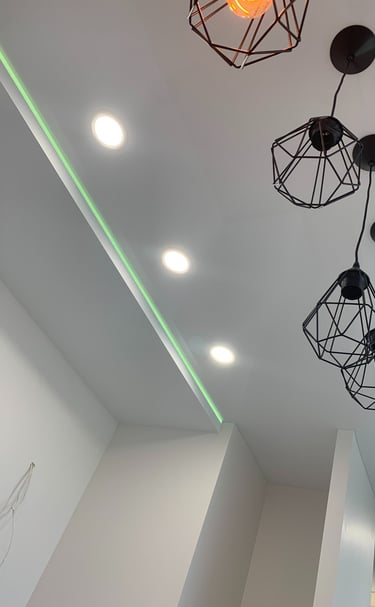 led įtempiamos lubos