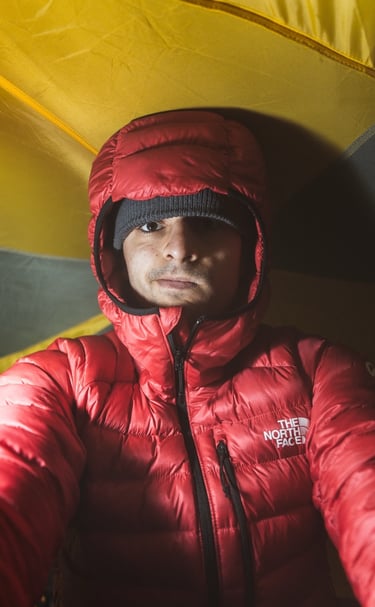 quentin morado dans une tente avec sa doudoune favorite 