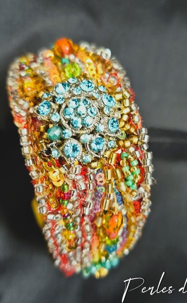 Bracelet en broderie perlée décorative multicolore réalisé par JC GAL pour Perles de Soi