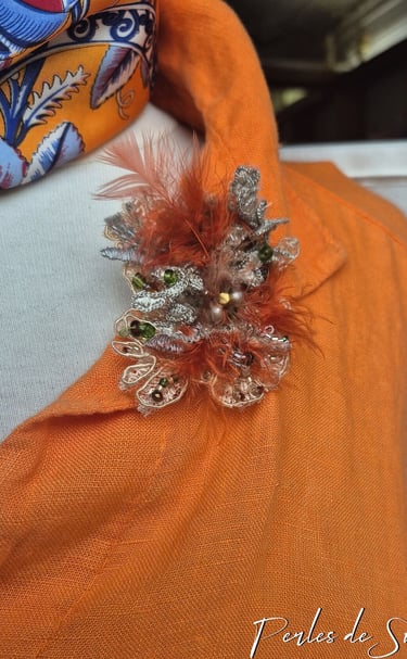 Broche en broderie ornementale argent et plumes rouges par JC GAL pour Perles de Soi