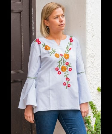 femme portant une tunique brodée de fleurs