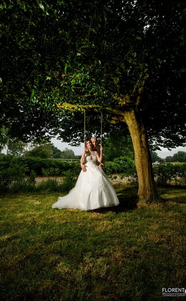 photographe-mariage-florent couple-à-la-balancoire-sous-arbre-géant-saint omer lille le touquet