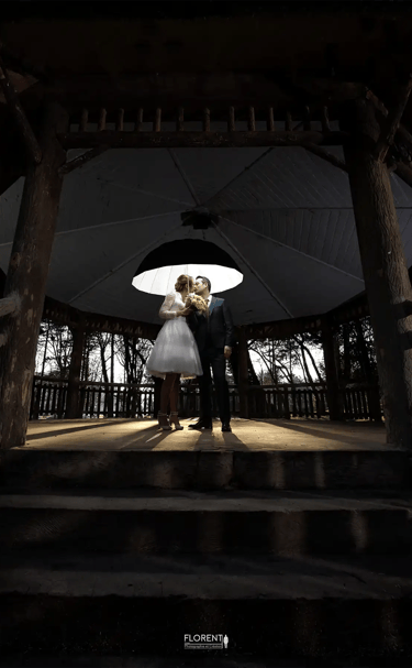 celebre weeding photographer florent lille paris saint omer couiple sous-le-kiosque-embrassent-sous-le-parapluie-lumineux