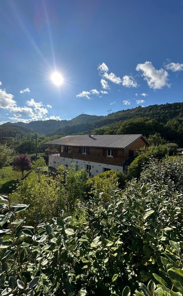 Vue d'ensemble des gites de l'Avance et des montagnes alentour.