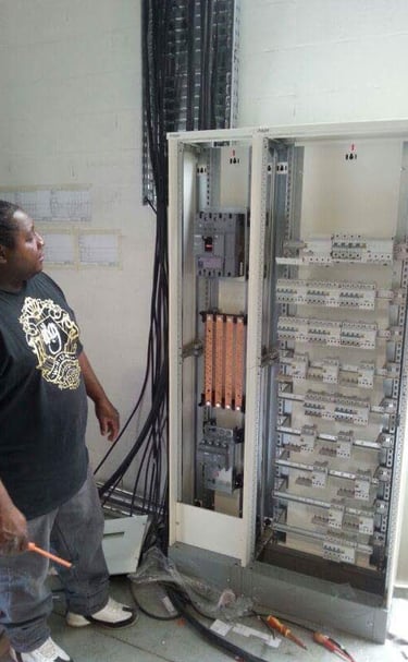 Installation d'une armoire éléctique dans une imprimerie