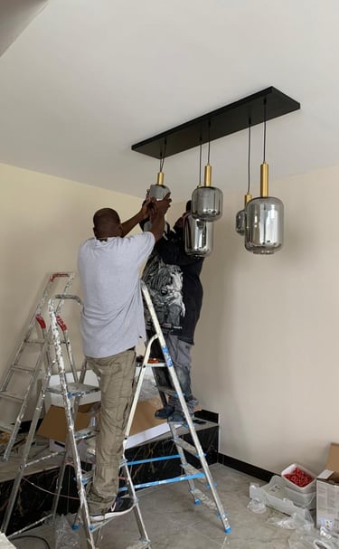 Installation de l'uminaire sur un chantier