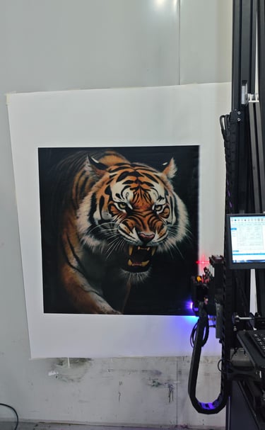 Mural artístico impresso digitalmente em parede de sala comercial