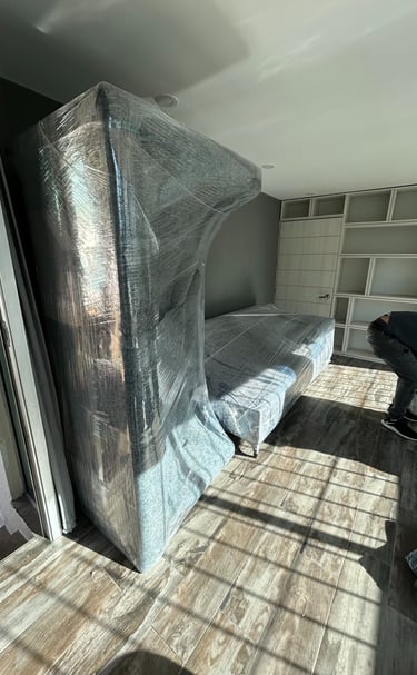 Empaque profesional de muebles finos por el equipo de AVM Mudanzas en Polanco, CDMX.